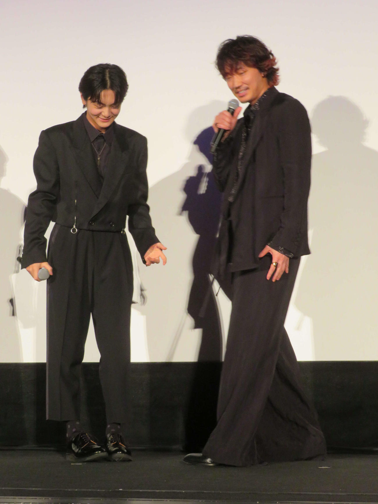 映画「カラオケ行こ！」大ヒット御礼舞台あいさつで、齋藤潤（左）と熱い抱擁を交わした綾野剛（撮影・村上幸将）