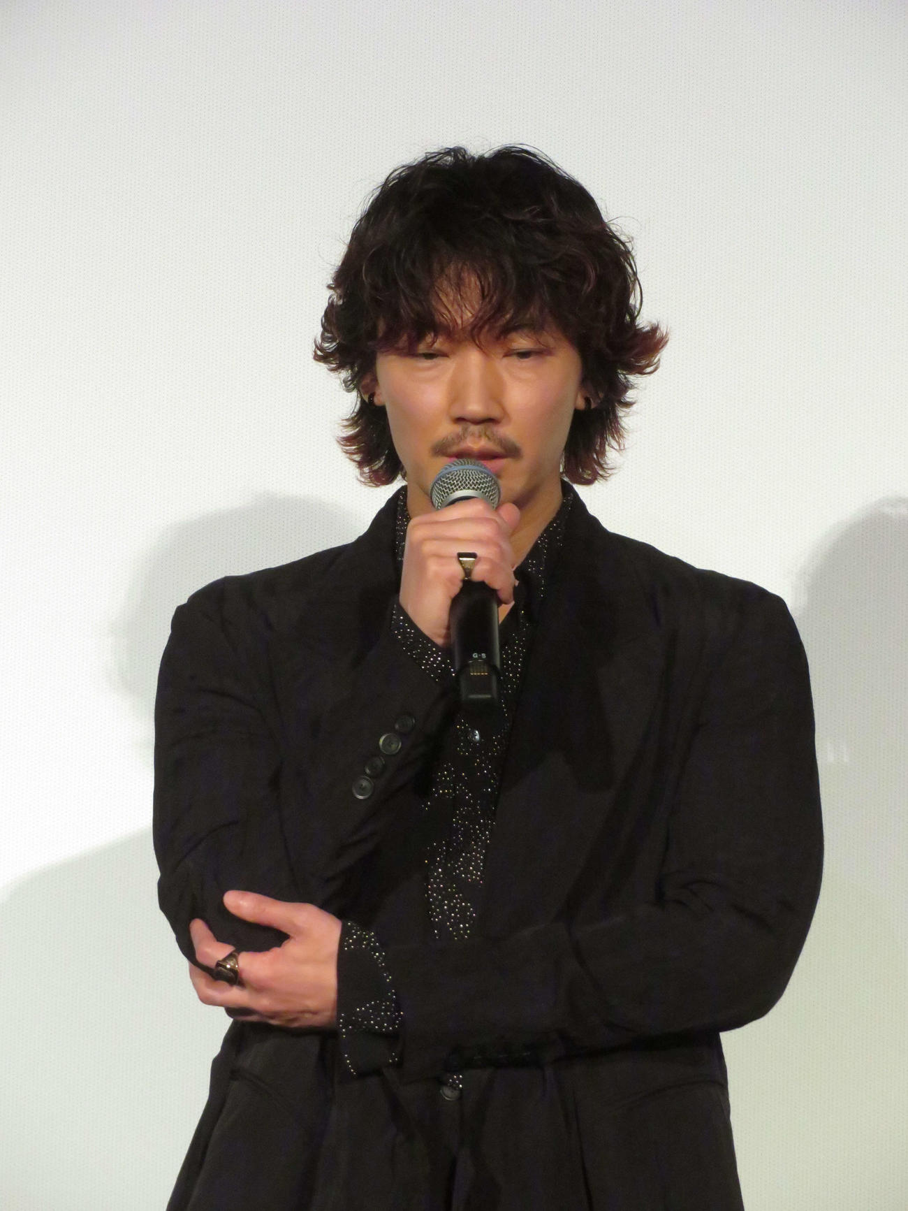 映画「カラオケ行こ！」大ヒット御礼舞台あいさつで、齋藤潤と熱い抱擁を交わし、感激する綾野剛（撮影・村上幸将）