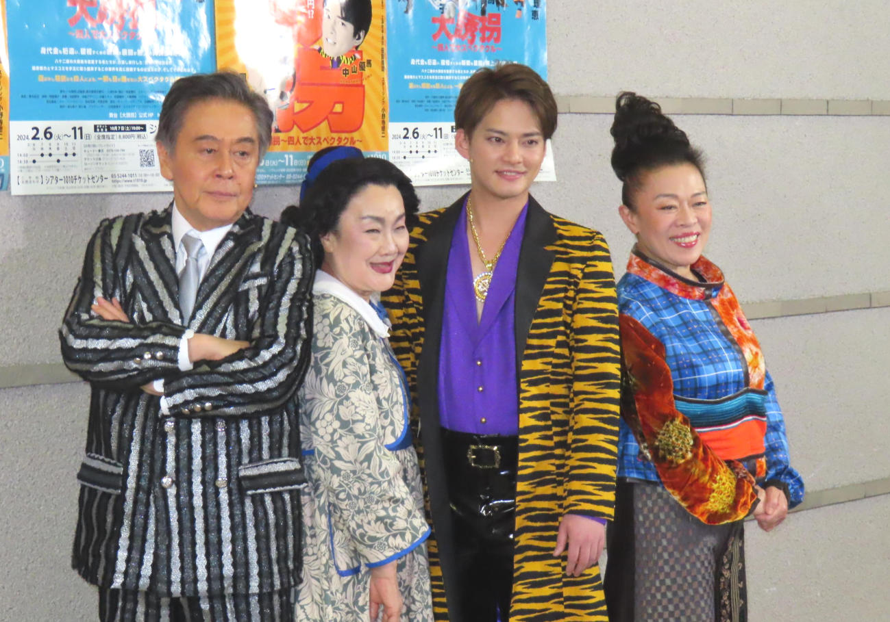 舞台「『大誘拐』～四人で大スペクタクル～」の取材会に出席した（左から）風間杜夫、白石加代子、中山優馬、柴田理恵（撮影・横山慧）