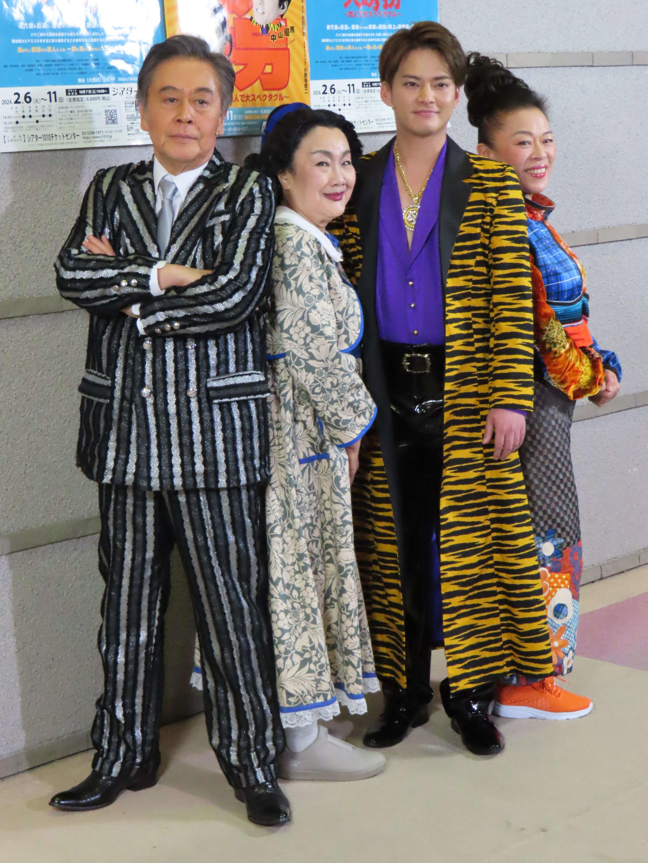 舞台「『大誘拐』～四人で大スペクタクル～」の取材会に出席した、左から風間杜夫、白石加代子、中山優馬、柴田理恵（撮影・横山慧）