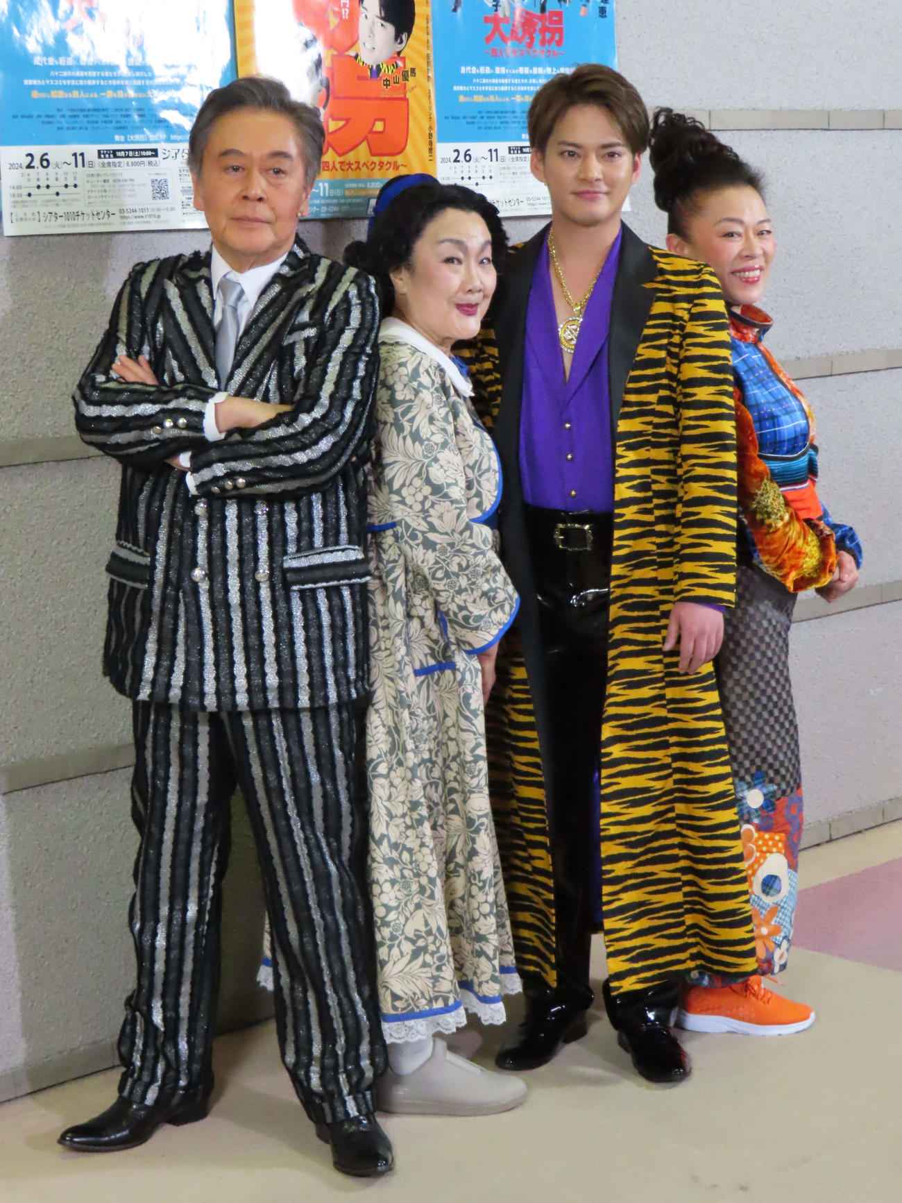 舞台「『大誘拐』～四人で大スペクタクル～」の取材会に出席した（左から）風間杜夫、白石加代子、中山優馬、柴田理恵（撮影・横山慧）