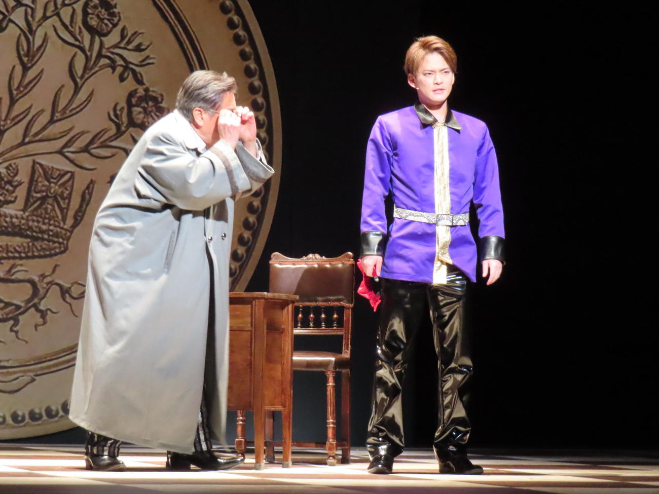 舞台「『大誘拐』～四人で大スペクタクル～」のフォトコールを行った風間杜夫（左）と中山優馬（撮影・横山慧）