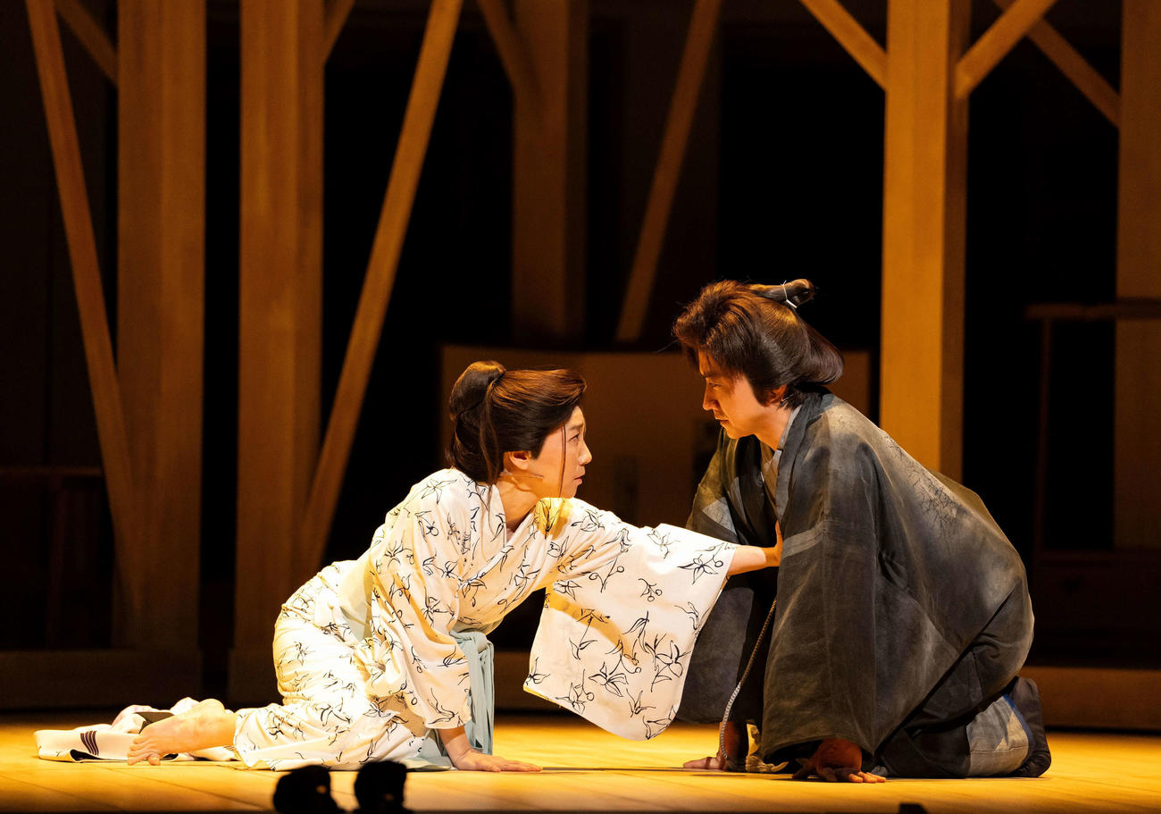 舞台「中村仲蔵～歌舞伎王国　下剋上異聞～」舞台写真。左から尾上紫、藤原竜也（引地信彦氏撮影、写真提供ホリプロ）