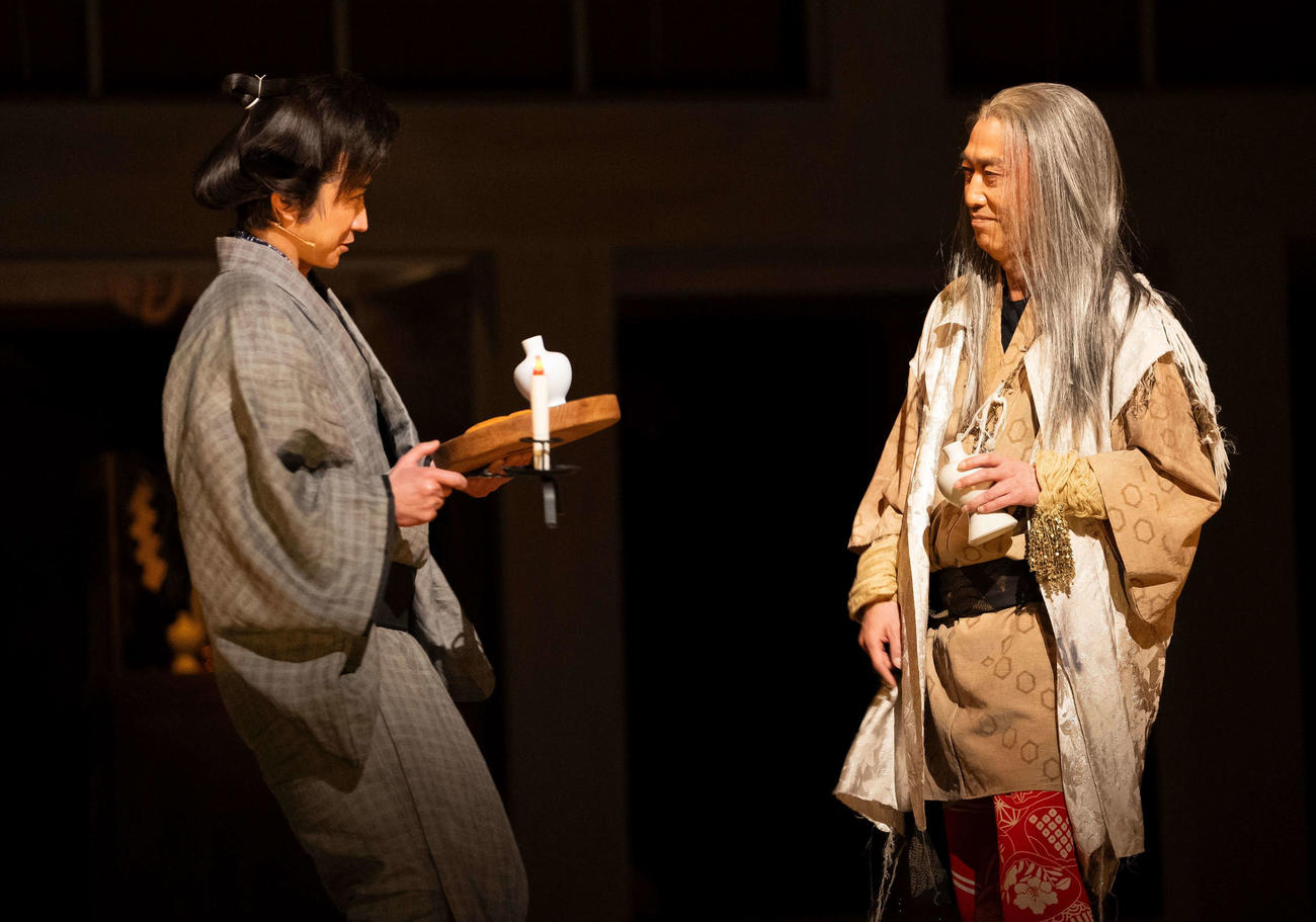 舞台「中村仲蔵～歌舞伎王国　下剋上異聞～」舞台写真。左から藤原竜也、池田成志（引地信彦氏撮影、写真提供ホリプロ）