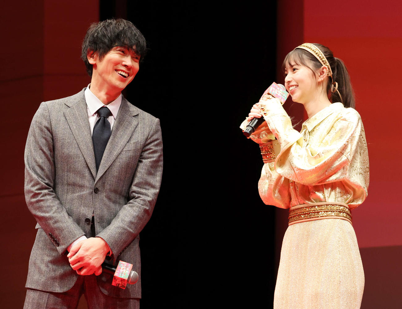 「映画　マイホームヒーロー」完成披露イベントで笑顔を見せる佐々木蔵之介（左）と齋藤飛鳥（撮影・宮地輝）