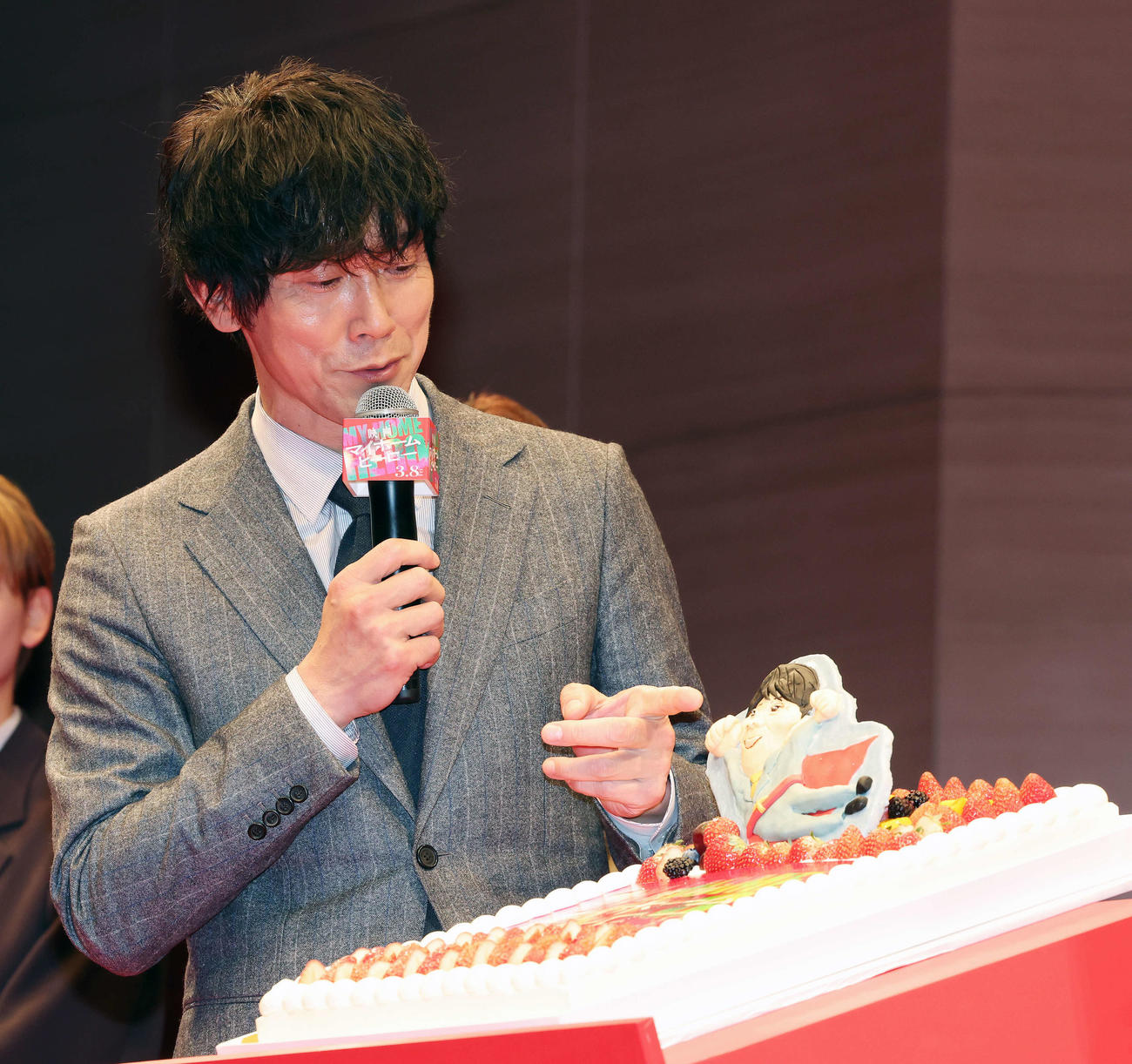 「映画　マイホームヒーロー」完成披露イベントでサプライズの誕生日ケーキをうれしそうに見つめる佐々木蔵之介（撮影・宮地輝）