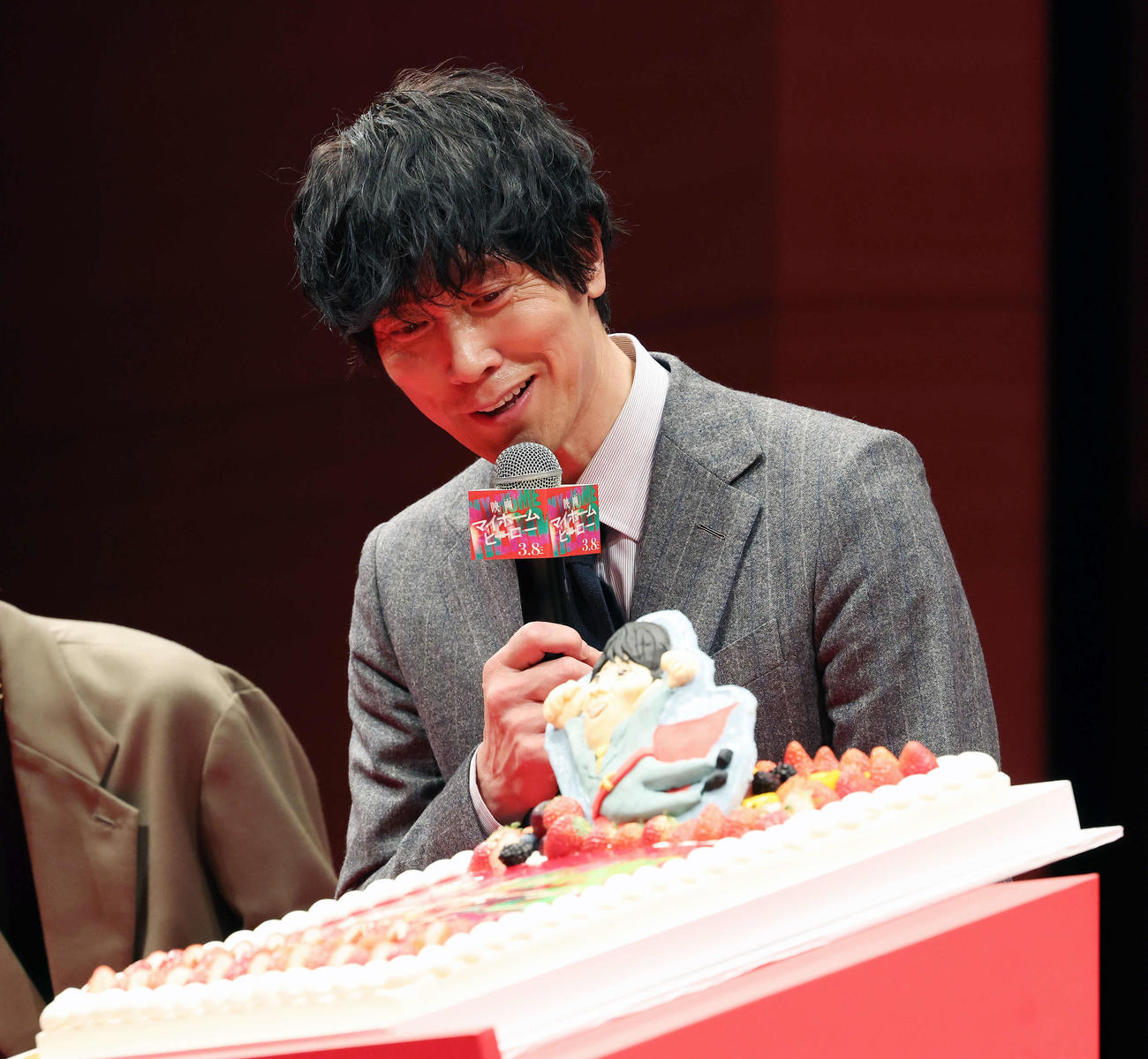 「映画　マイホームヒーロー」完成披露イベントでサプライズの誕生日ケーキをうれしそうに見つめる佐々木蔵之介（撮影・宮地輝）