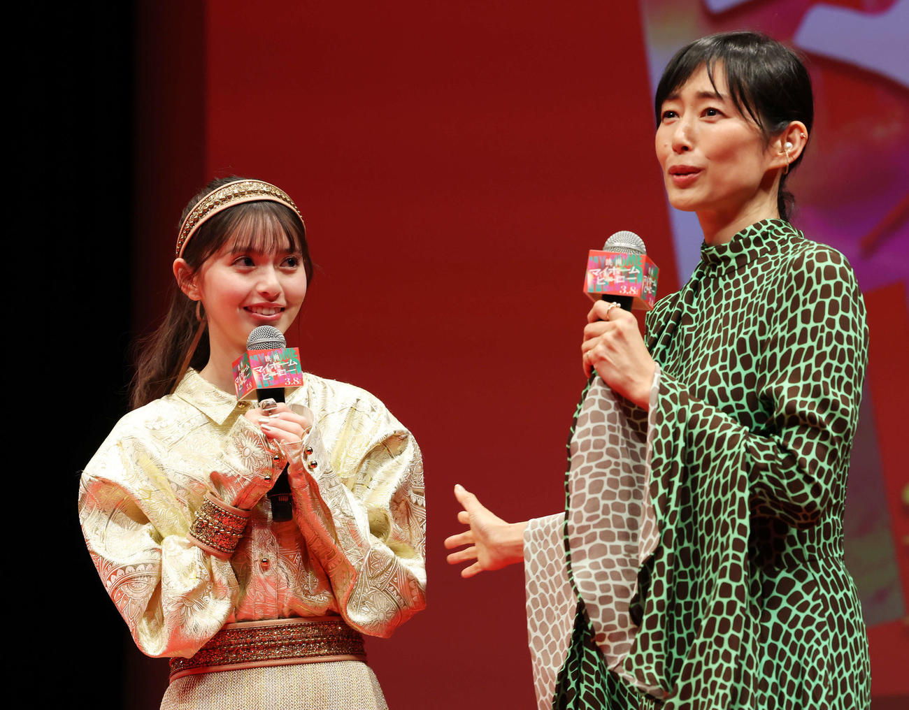 「映画　マイホームヒーロー」完成披露イベントで褒めてくれる木村多江（右）をうれしそうに見つめる齋藤飛鳥（撮影・宮地輝）