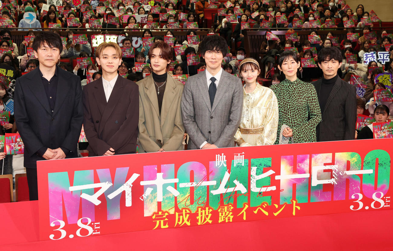 「映画　マイホームヒーロー」完成披露イベントで記念撮影する登壇者。左から青山貴洋監督、宮世琉弥、高橋恭平、佐々木蔵之介、齋藤飛鳥、木村多江、津田健次郎（撮影・宮地輝）