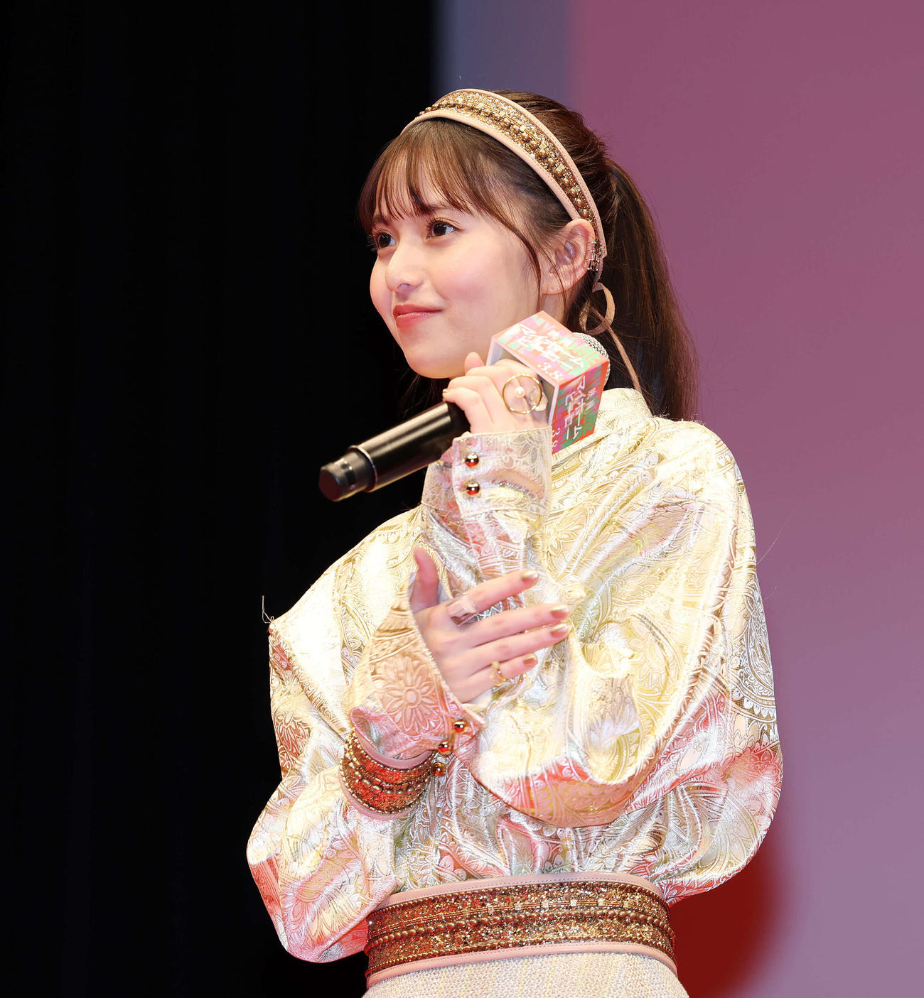 「映画　マイホームヒーロー」完成披露イベントで拍手する齋藤飛鳥（撮影・宮地輝）