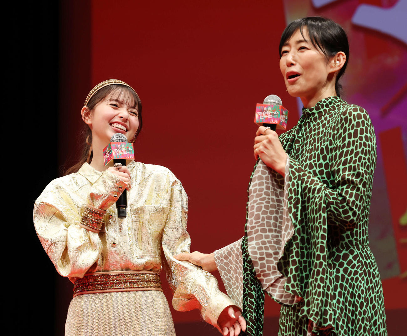「映画　マイホームヒーロー」完成披露イベントで笑顔を見せる齋藤飛鳥（左）と木村多江（撮影・宮地輝）
