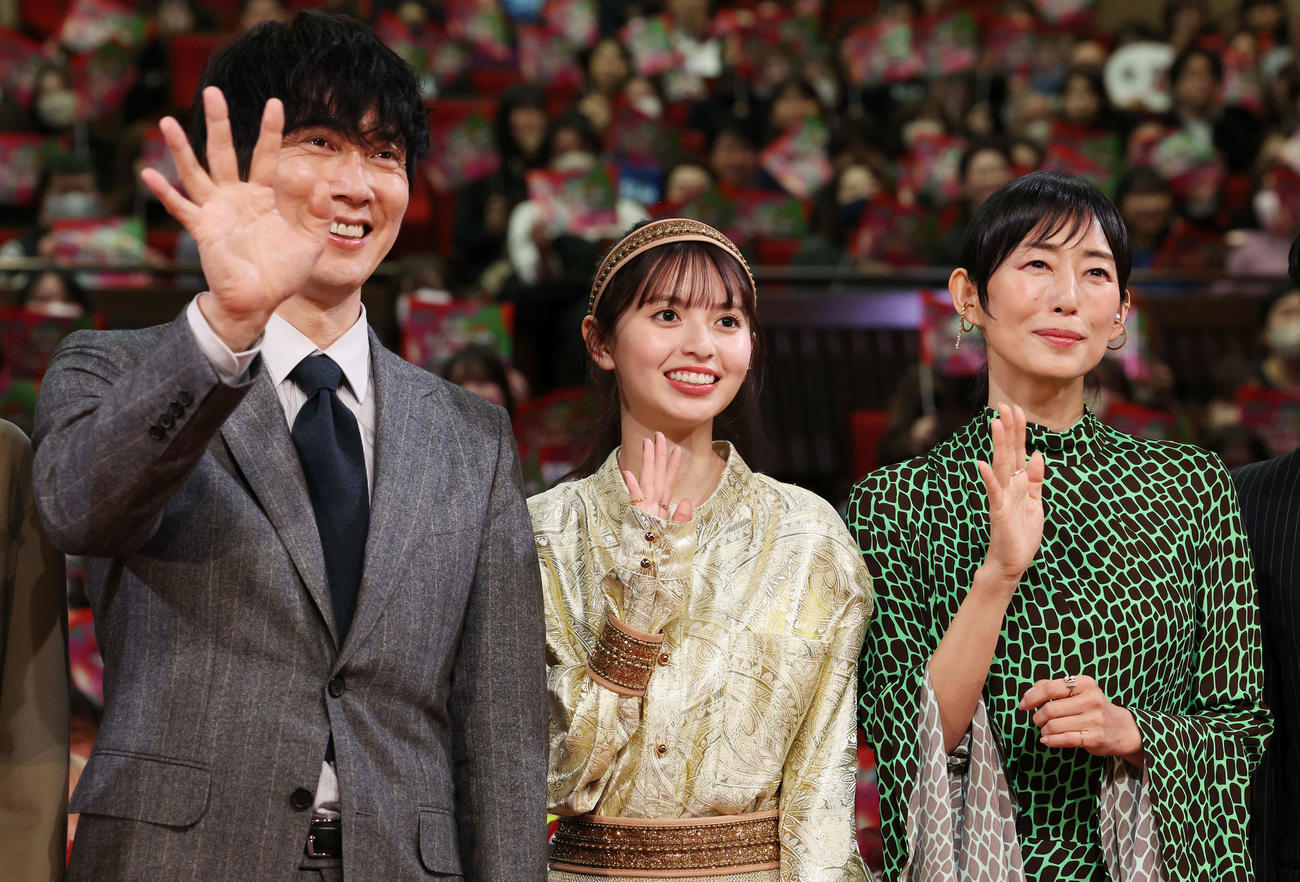 「映画　マイホームヒーロー」完成披露イベントで笑顔で手を振る、左から佐々木蔵之介、齋藤飛鳥、木村多江（撮影・宮地輝）