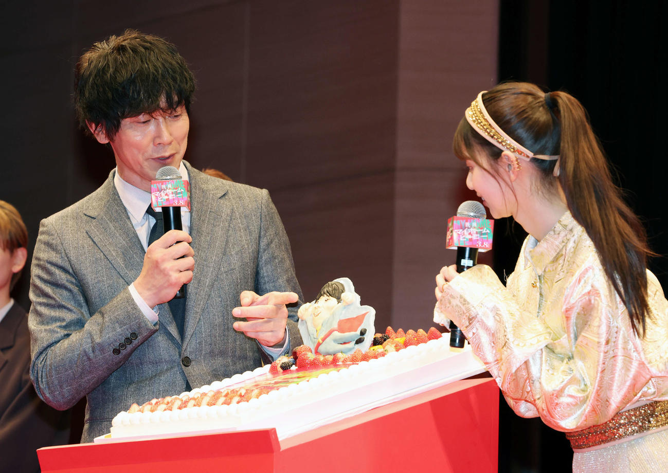 「映画　マイホームヒーロー」完成披露イベントでサプライズの誕生日ケーキを見つめる佐々木蔵之介（左）と齋藤飛鳥（撮影・宮地輝）