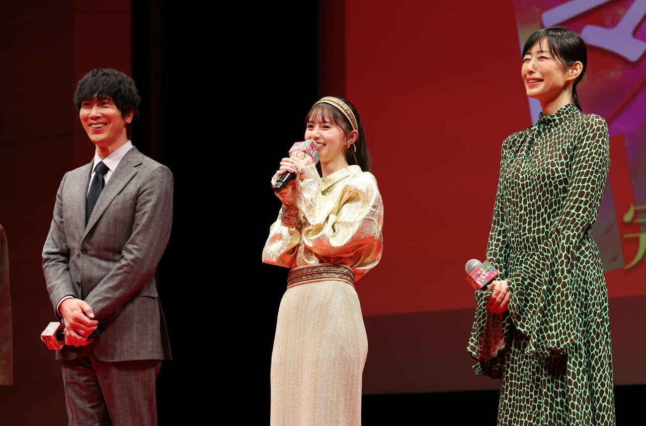 「映画　マイホームヒーロー」完成披露イベントで笑顔を見せる、左から佐々木蔵之介、齋藤飛鳥、木村多江（撮影・宮地輝）