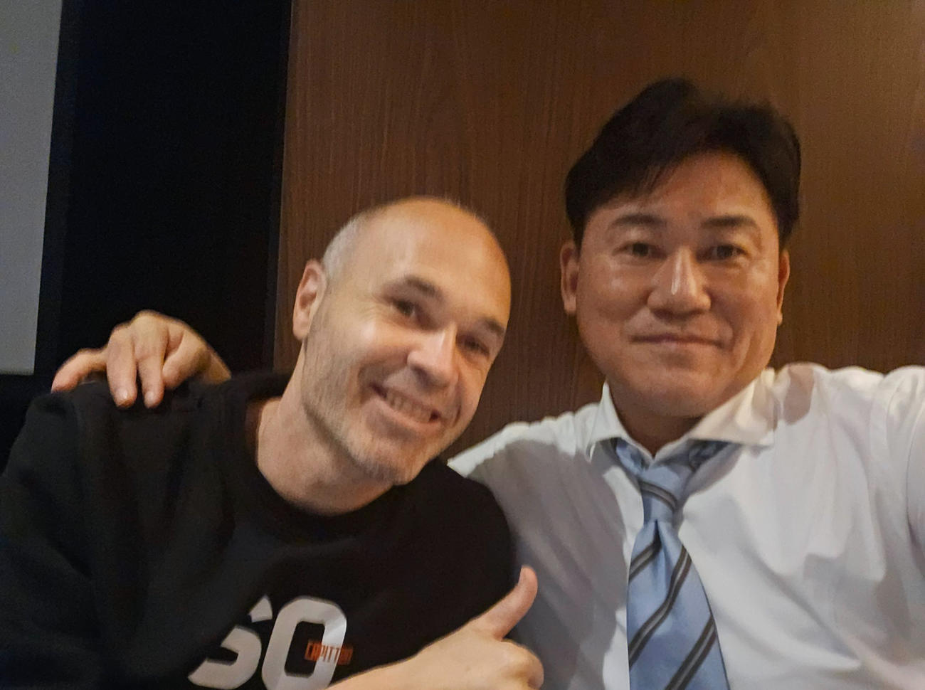 イニエスタ（左）と三木谷浩史氏（三木谷浩史氏のXから）