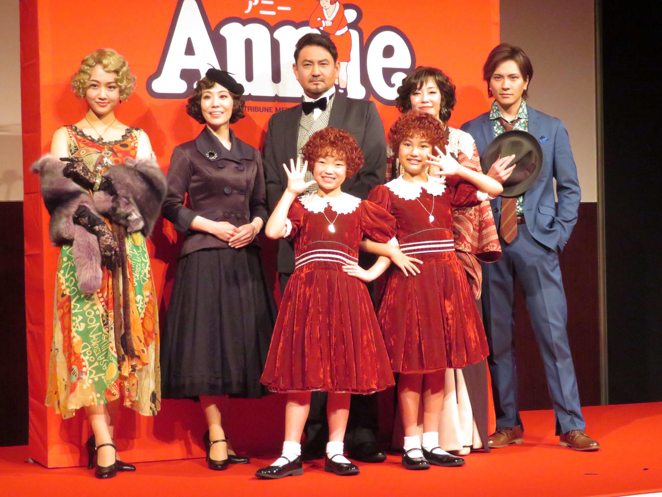 「アニー」制作発表会見に登壇した前左からアニー役の岡田悠李さん、絢田祐生さん、後列左から天翔愛、笠松はる、藤本隆宏、須藤理彩、財木琢磨