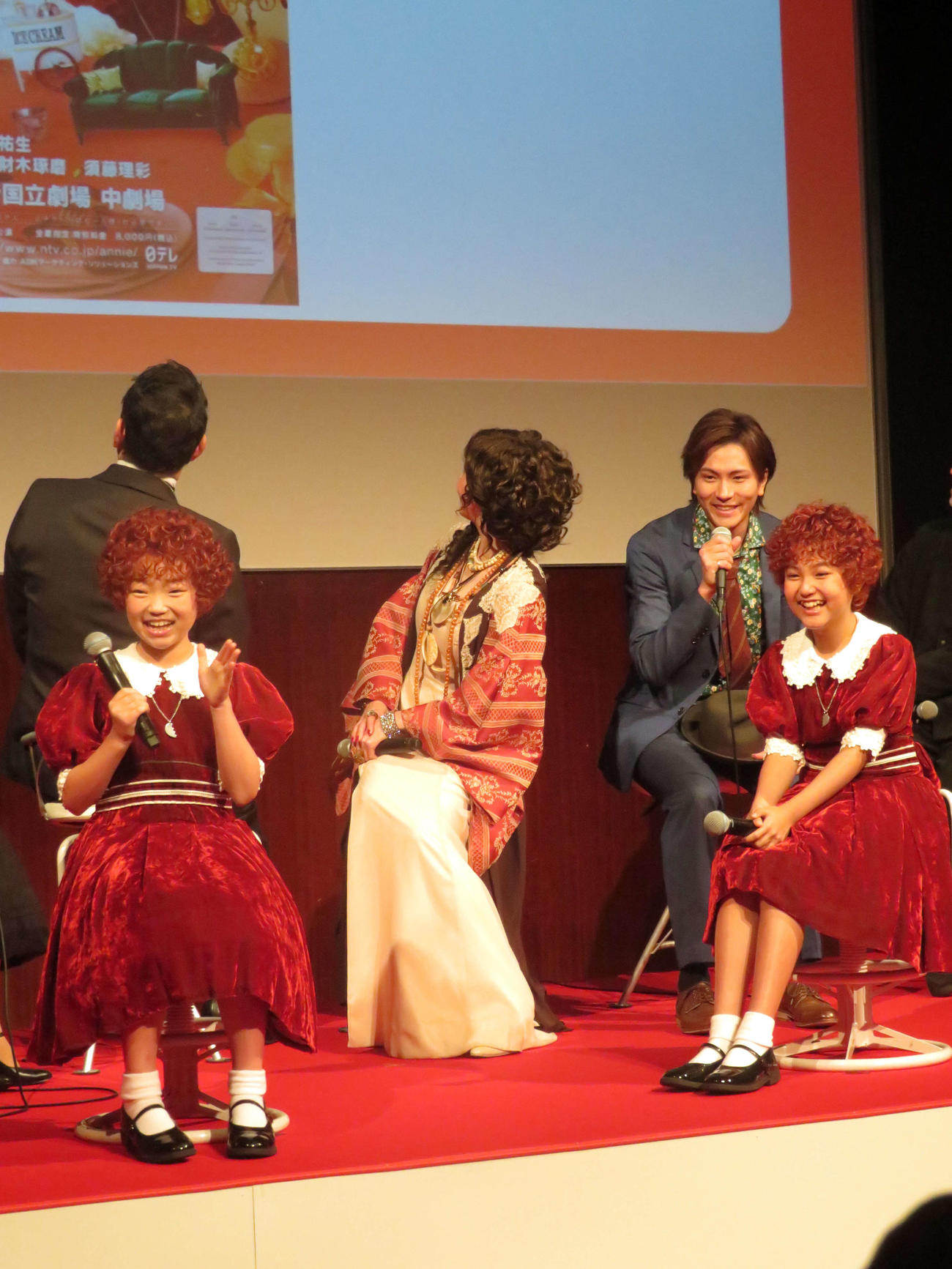 「アニー」制作発表会見でポスタービジュアルが解禁され大興奮する左からアニー役の岡田悠李さん、絢田祐生さん