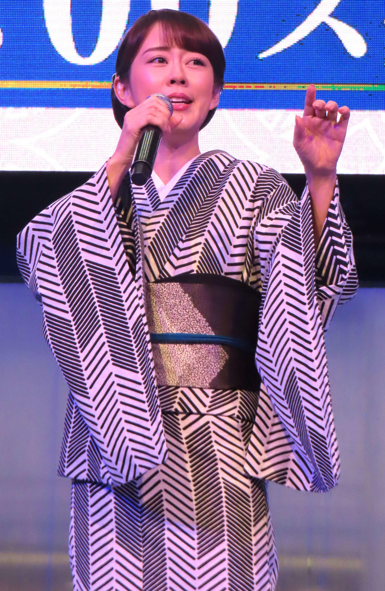 新曲「涙唄」発売イベントでパフォーマンスする丘みどり