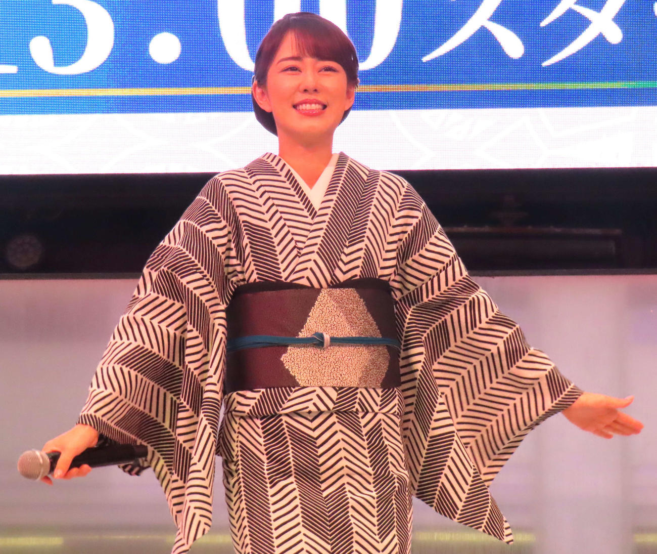 新曲「涙唄」発売イベントで笑顔を見せる丘みどり