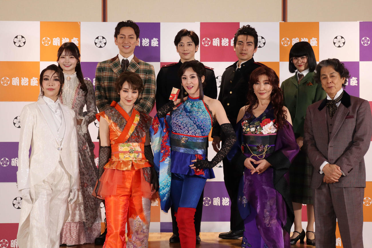 舞台「メイジ・ザ・キャッツアイ」の初日取材会に出席した、前列左から美弥るりか、剛力彩芽、藤原紀香、高島礼子、長谷川初範。後列左から新谷姫加、川久保拓司、染谷俊之、上山竜治、佃井皆美