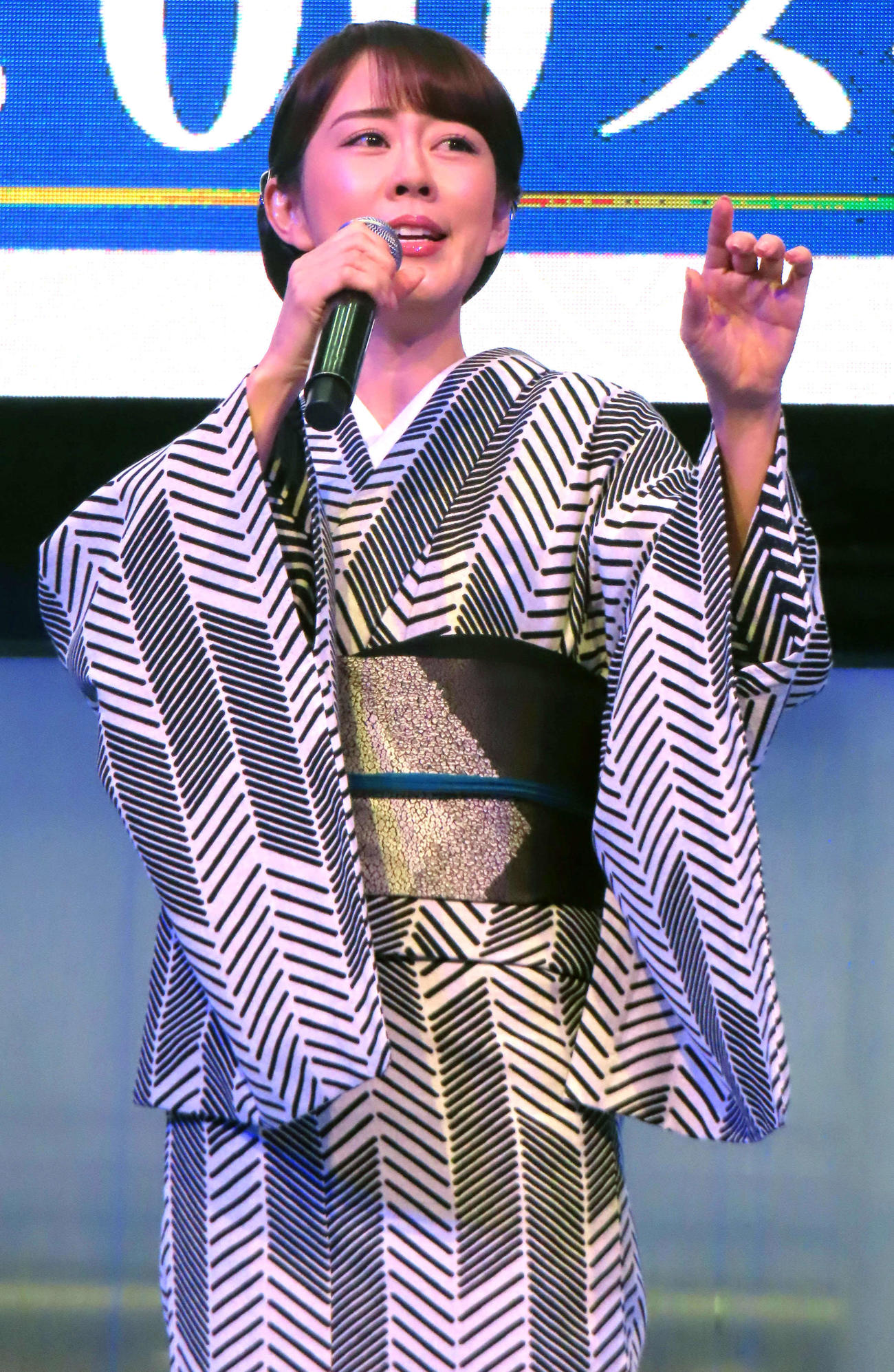 新曲「涙唄」発売イベントで熱唱する丘みどり
