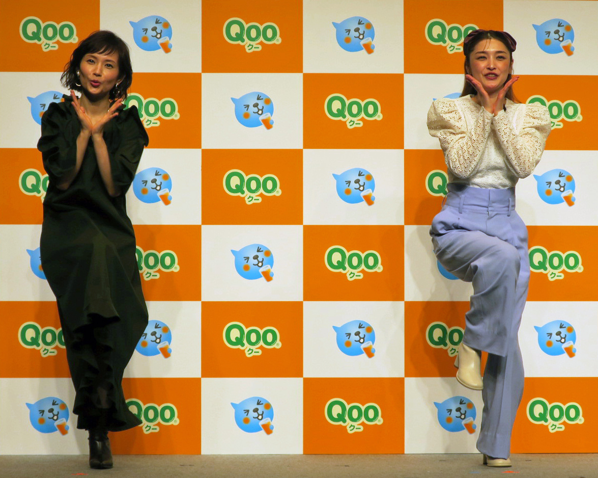 「親子で踊れる『Qooダンス』発表会で。左から、安倍なつみ、石川梨華