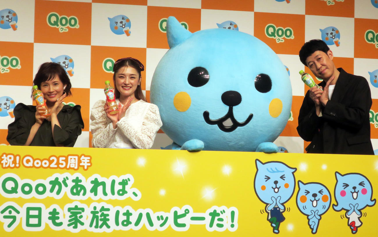 「親子で踊れる『Qooダンス』発表会で。左から、安倍なつみ、石川梨華、小籔千豊