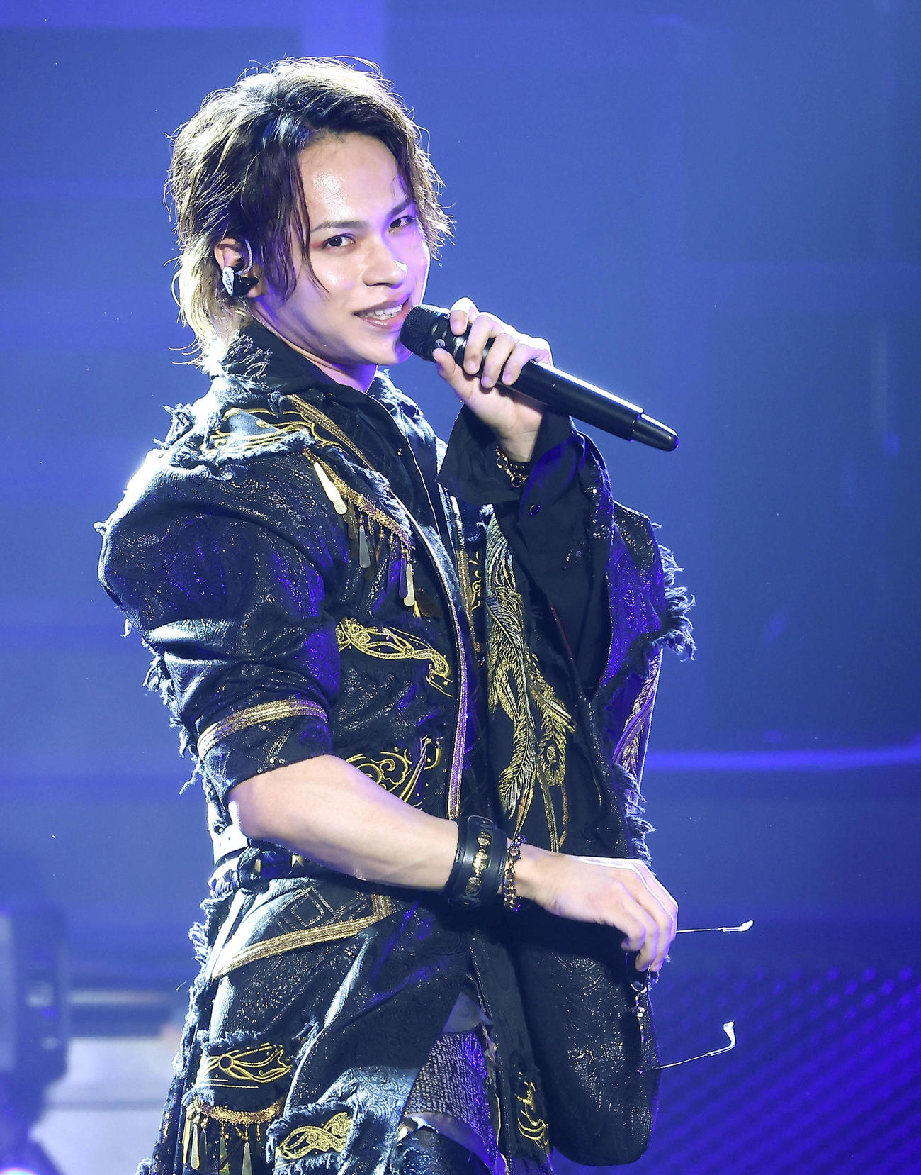 サングラスを外し会場を盛り上げる上田竜也（撮影・河田真司）