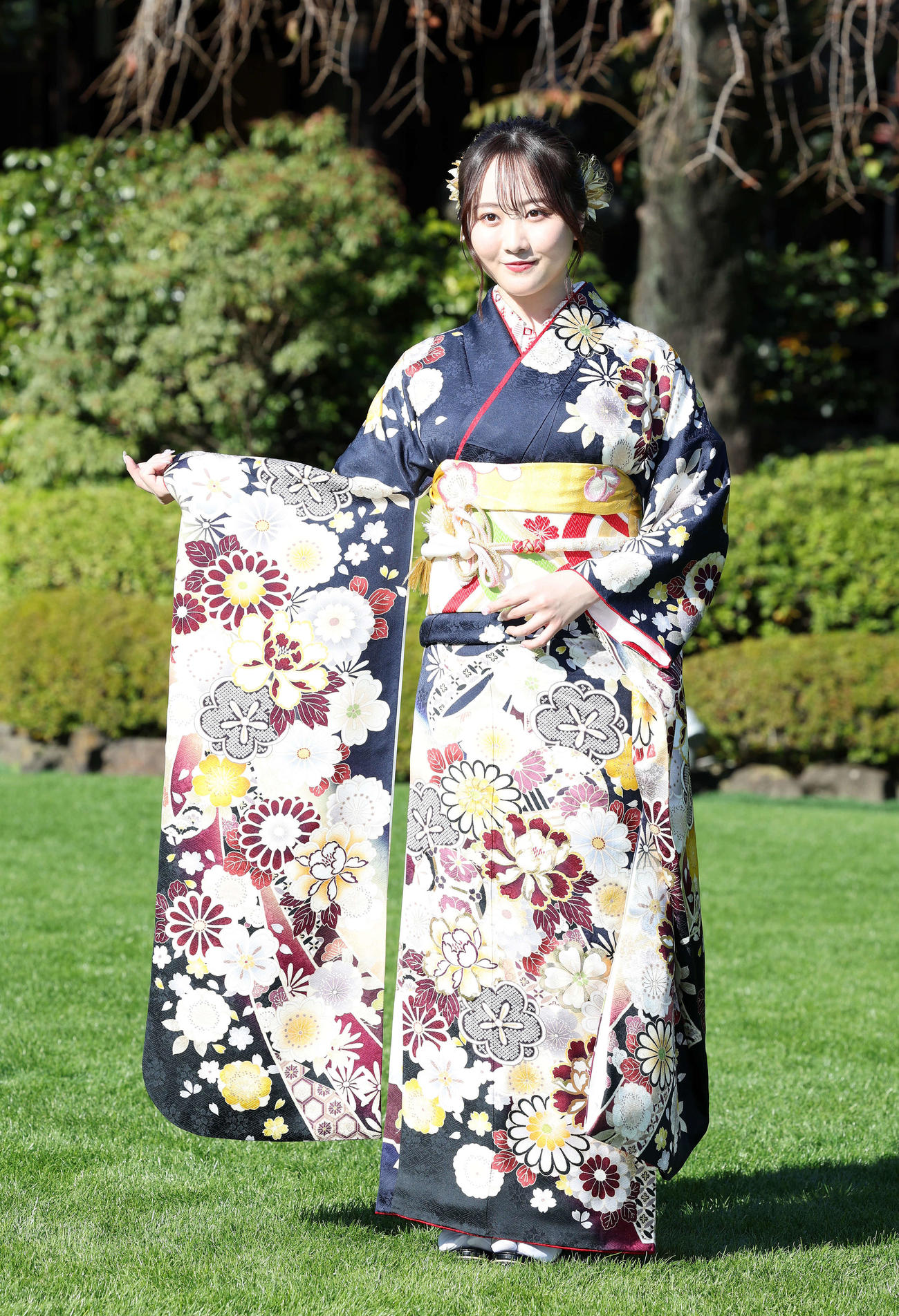 晴れ着を披露する本田望結（23年12月撮影）