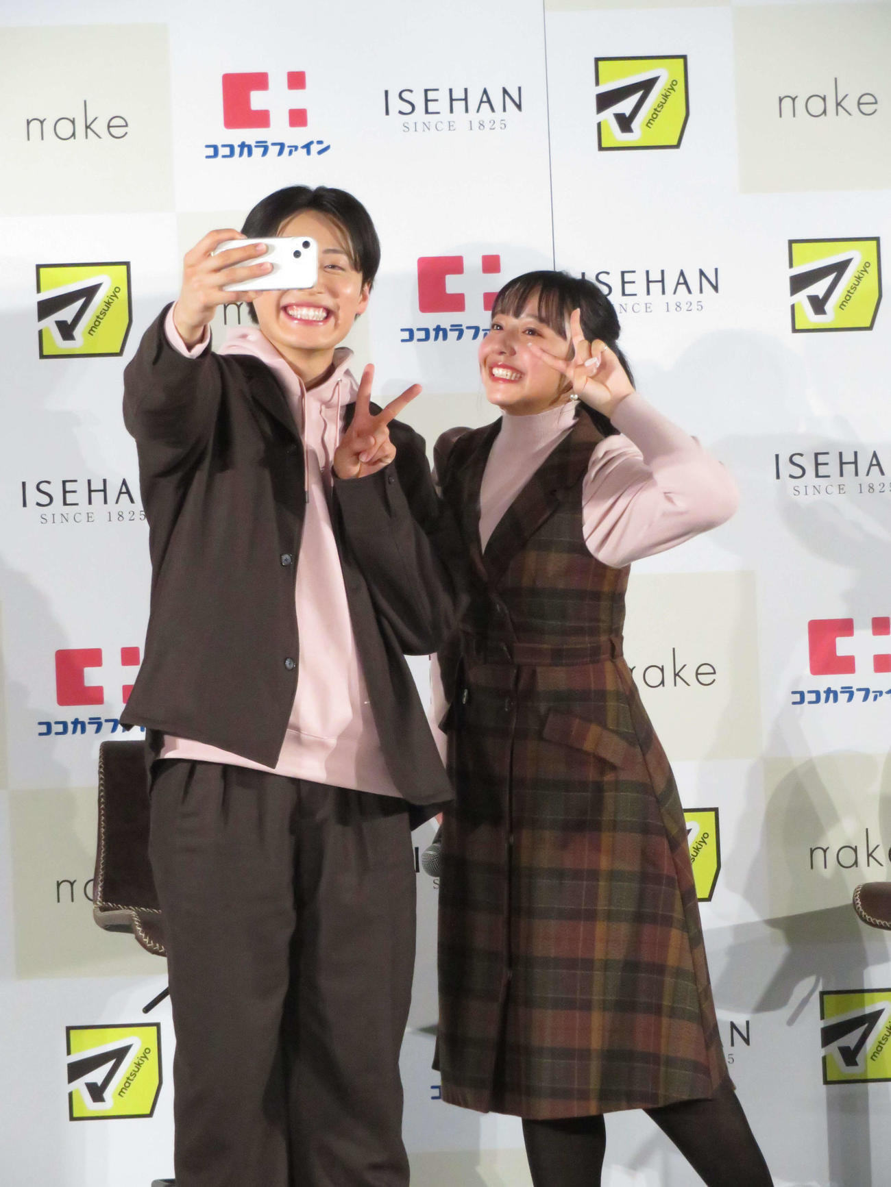 「マツキヨココカラ＆カンパニー×伊勢半　新コスメブランド発表会」に出席し、商品で実演メーク後一緒に自撮りするレインボー池田直人と山之内すず