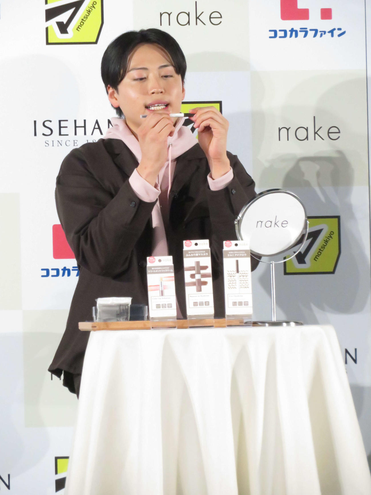 「マツキヨココカラ＆カンパニー×伊勢半　新コスメブランド発表会」に出席し、商品で実演メークする池田