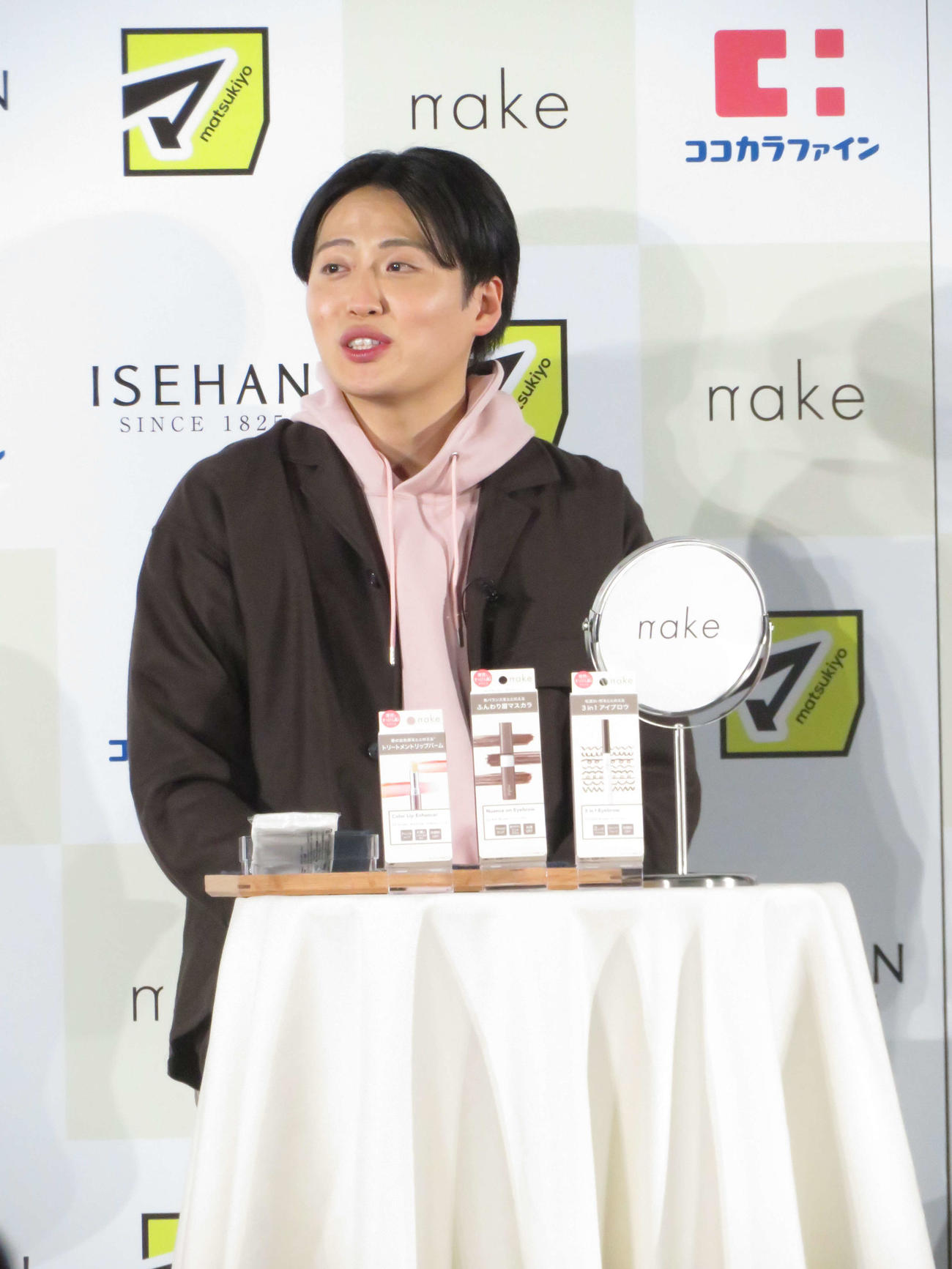 「マツキヨココカラ＆カンパニー×伊勢半　新コスメブランド発表会」に出席し、商品で実演メークする池田