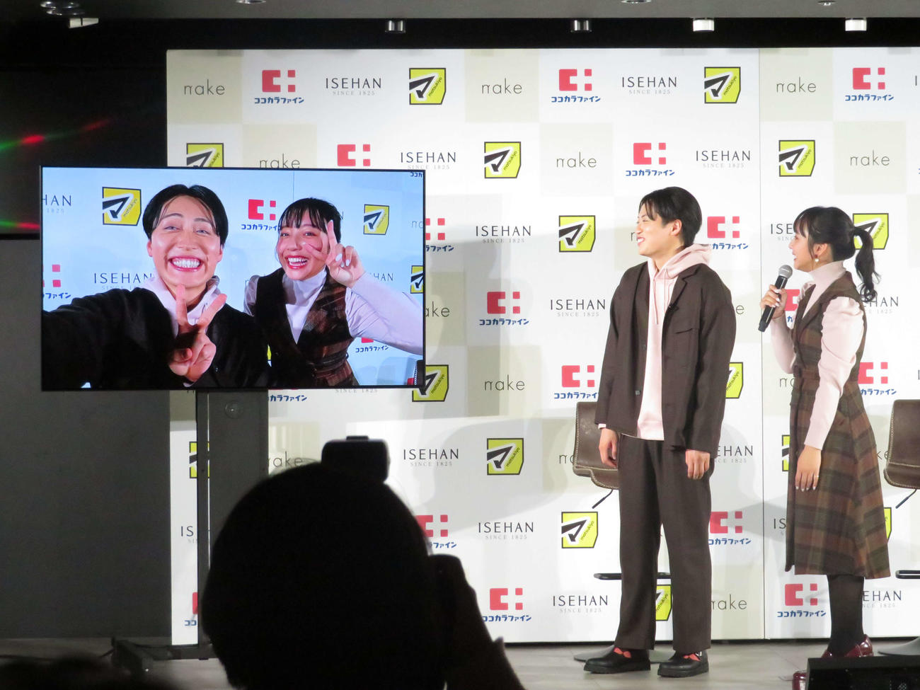 「マツキヨココカラ＆カンパニー×伊勢半　新コスメブランド発表会」に出席し、商品で実演メーク後に2ショットを撮影したレインボー池田直人と山之内すず
