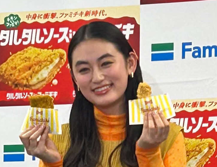 ファミリーマートの「タルタルソースinファミチキ」発表会に出席した八木莉可子（撮影・松尾幸之介）