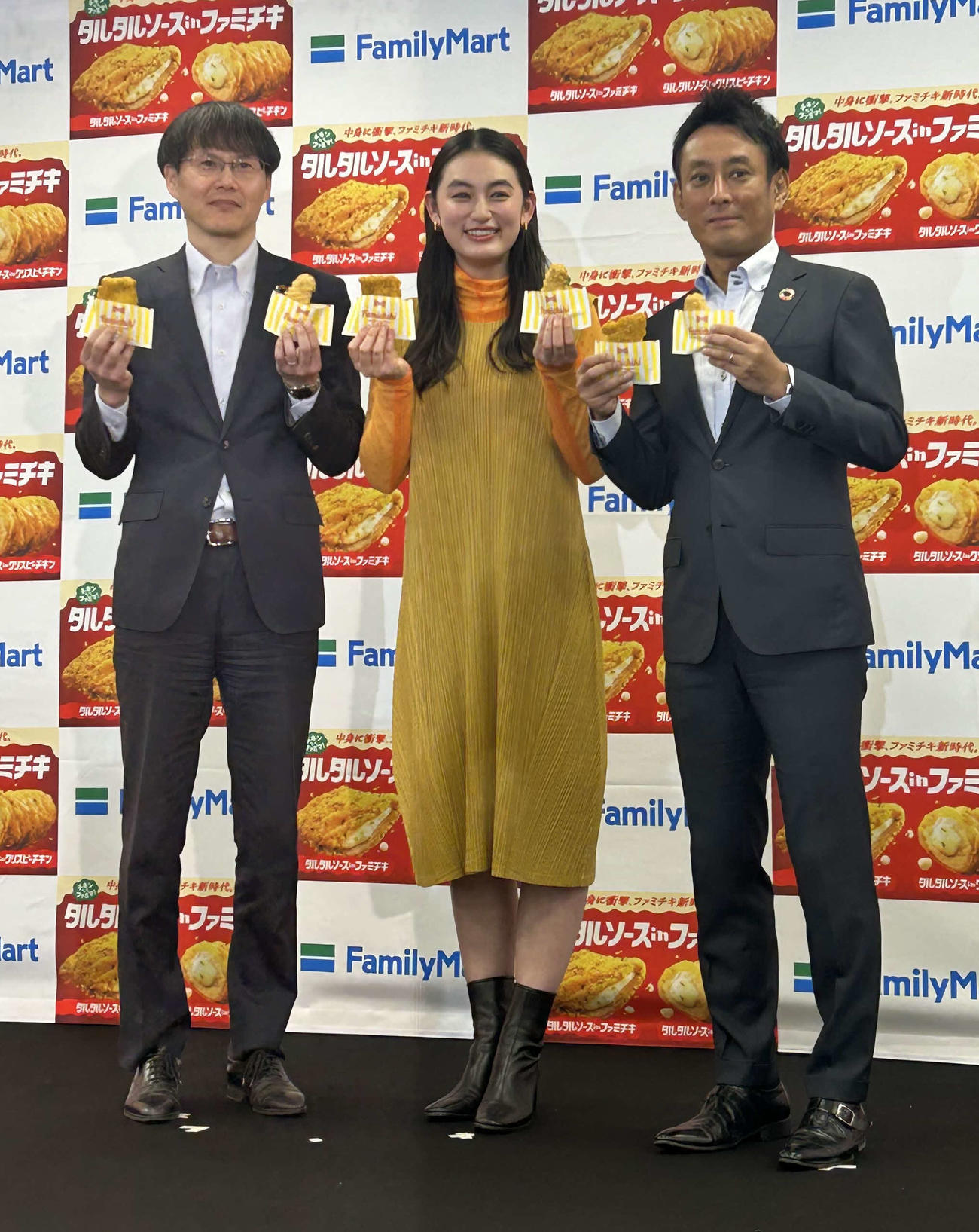 ファミリーマートの「タルタルソースinファミチキ」発表会に出席した八木莉可子（中央）（撮影・松尾幸之介）