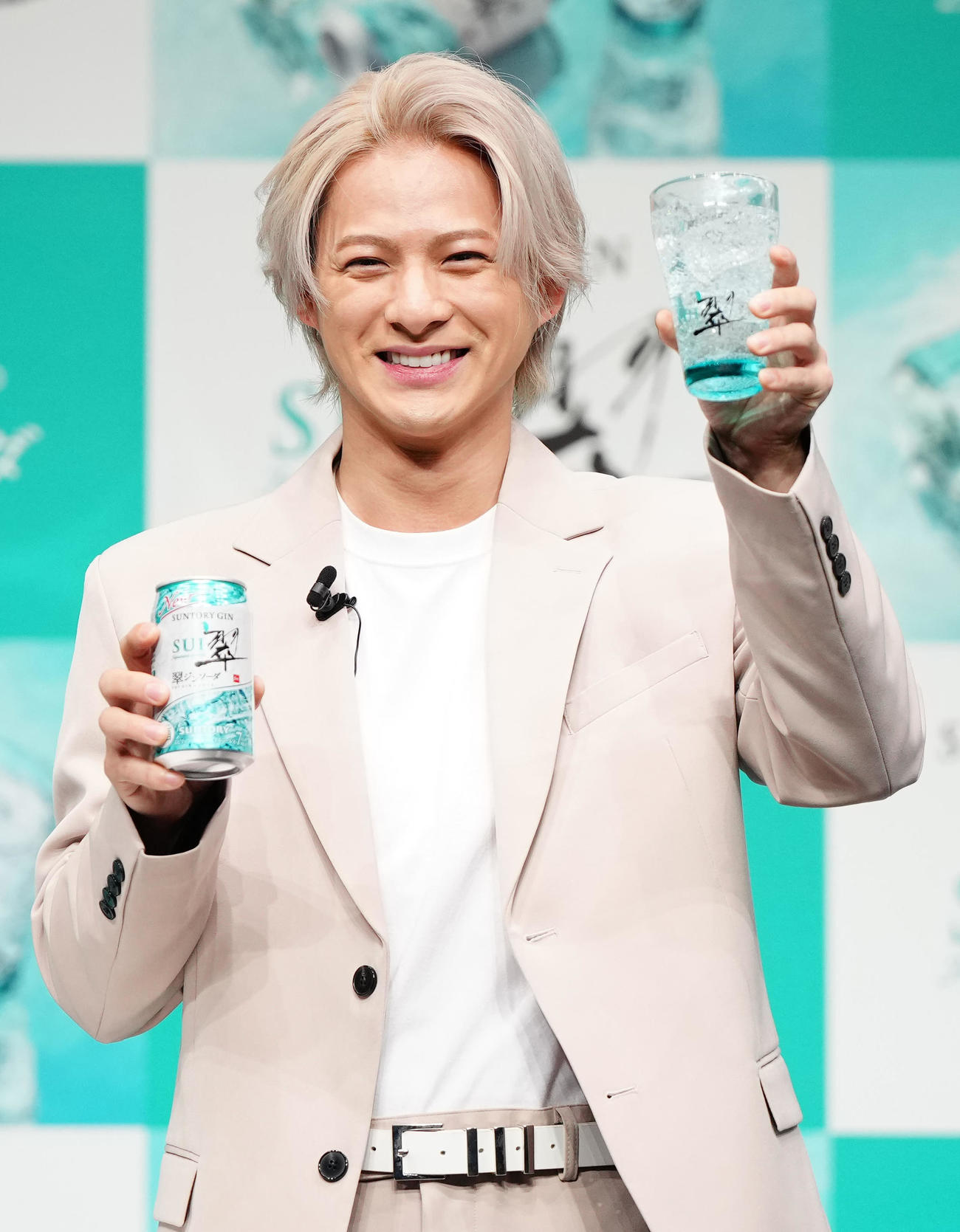 「サントリージン翠」新TVCM新キャラクター発表会で乾杯するNumber＿iの平野紫耀（撮影・江口和貴）
