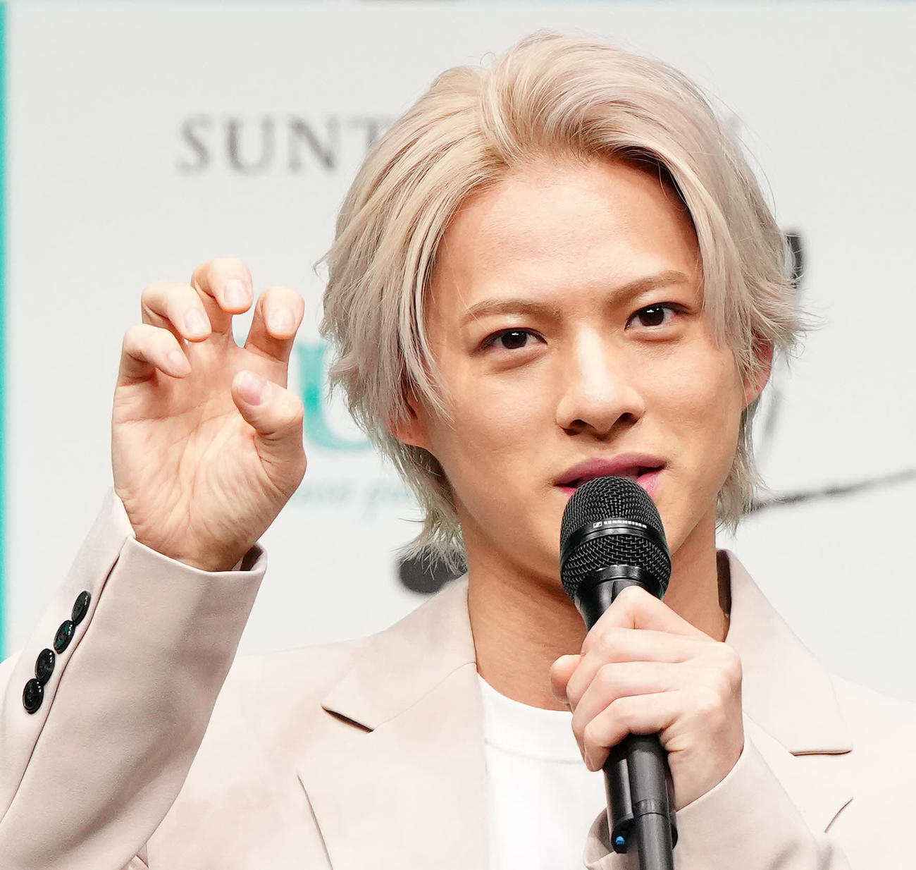 「サントリージン翠」新TVCM新キャラクター発表会で手の爪を見せるNumber＿iの平野紫耀（撮影・江口和貴）