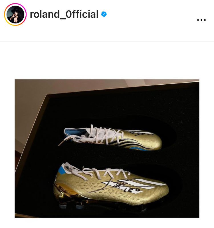 メッシのサインが入った金色に輝くスパイク（ローランドのインスタグラムから）