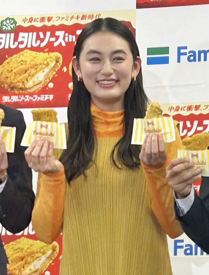 ファミリーマートの「タルタルソースinファミチキ」発表会に出席した八木莉可子（撮影・松尾幸之介）