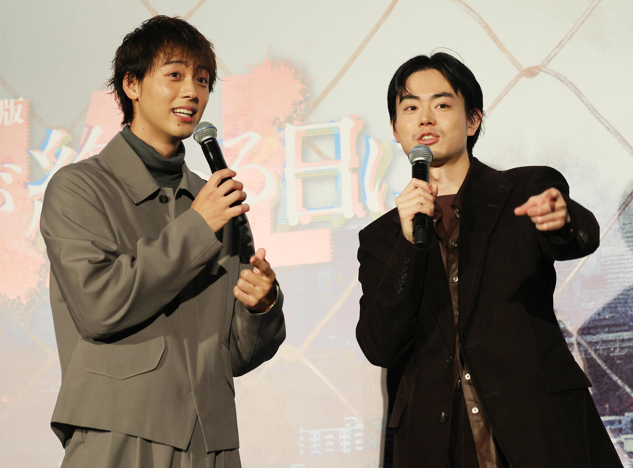 劇場版「君と世界が終わる日に」公開記念舞台あいさつに登場した竹内涼真（左）と菅田将暉（撮影・野上伸悟）