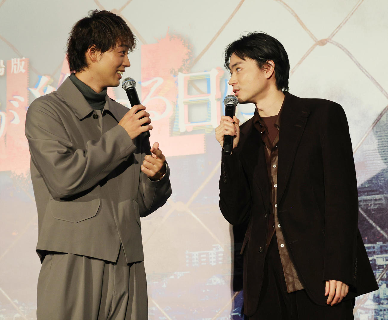 劇場版「君と世界が終わる日に」公開記念舞台あいさつに登場した竹内涼真（左）と菅田将暉（撮影・野上伸悟）