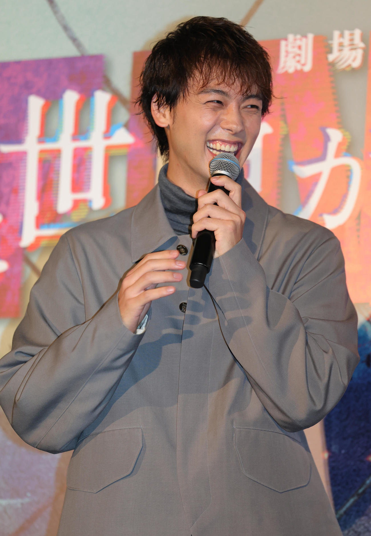 劇場版「君と世界が終わる日に」公開記念舞台あいさつで笑顔を見せる竹内涼真（撮影・野上伸悟）