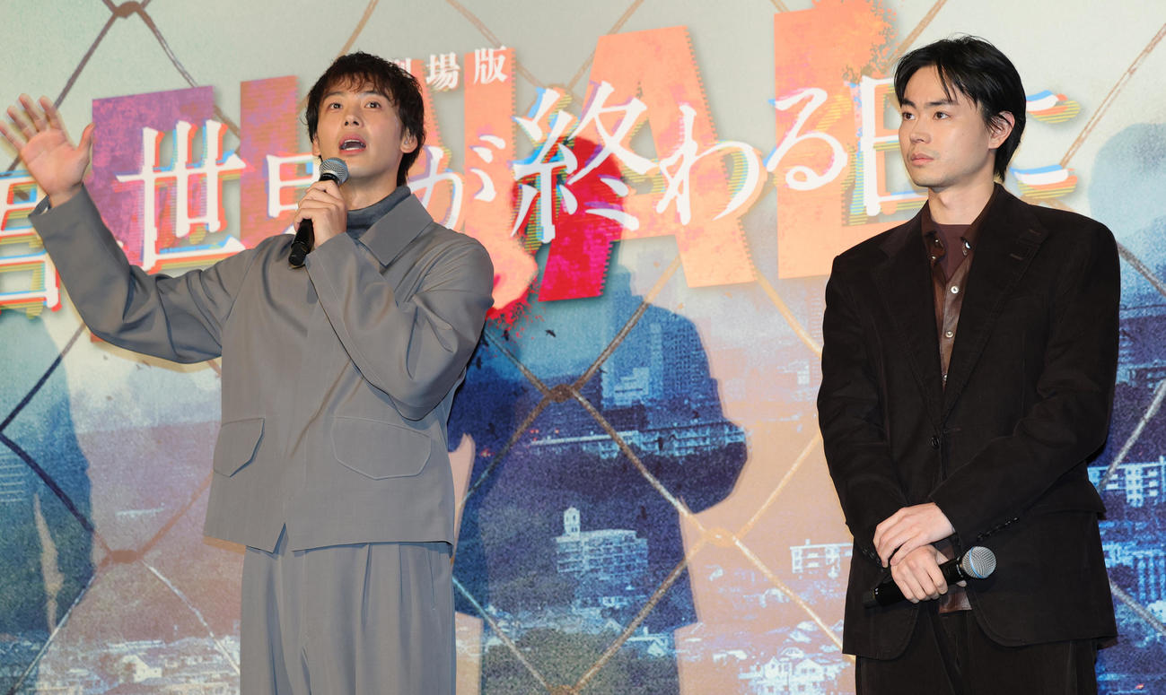 劇場版「君と世界が終わる日に」公開記念舞台あいさつに登場した竹内涼真（左）と菅田将暉（撮影・野上伸悟）