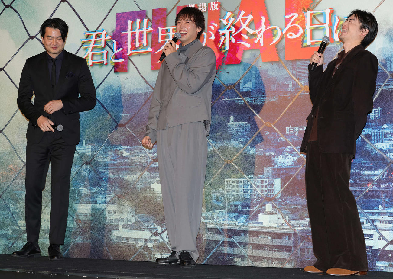 劇場版「君と世界が終わる日に」公開記念舞台あいさつで笑顔を見せる、左から菅原伸太郎監督、竹内涼真、菅田将暉（撮影・野上伸悟）