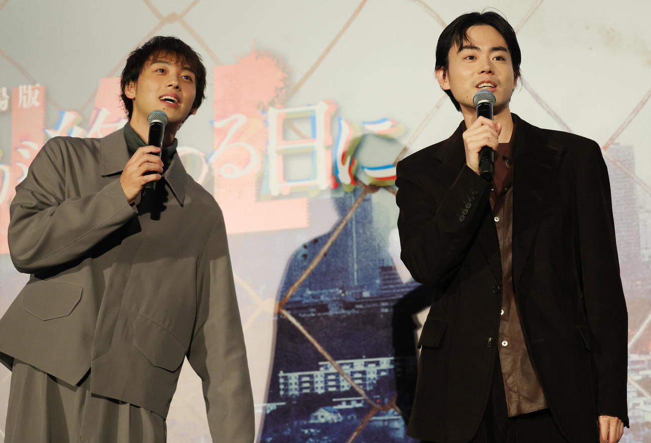 劇場版「君と世界が終わる日に」公開記念舞台あいさつに登場した竹内涼真（左）と菅田将暉（撮影・野上伸悟）