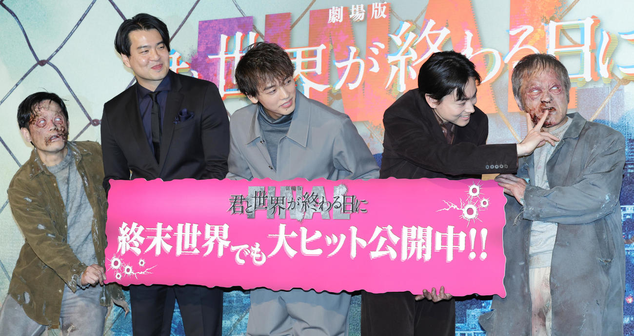 劇場版「君と世界が終わる日に」公開記念舞台あいさつでゴーレムにちょっかいを出す菅田将暉（右から2人目）。左から1人おいて菅原伸太郎監督、竹内涼真（撮影・野上伸悟）