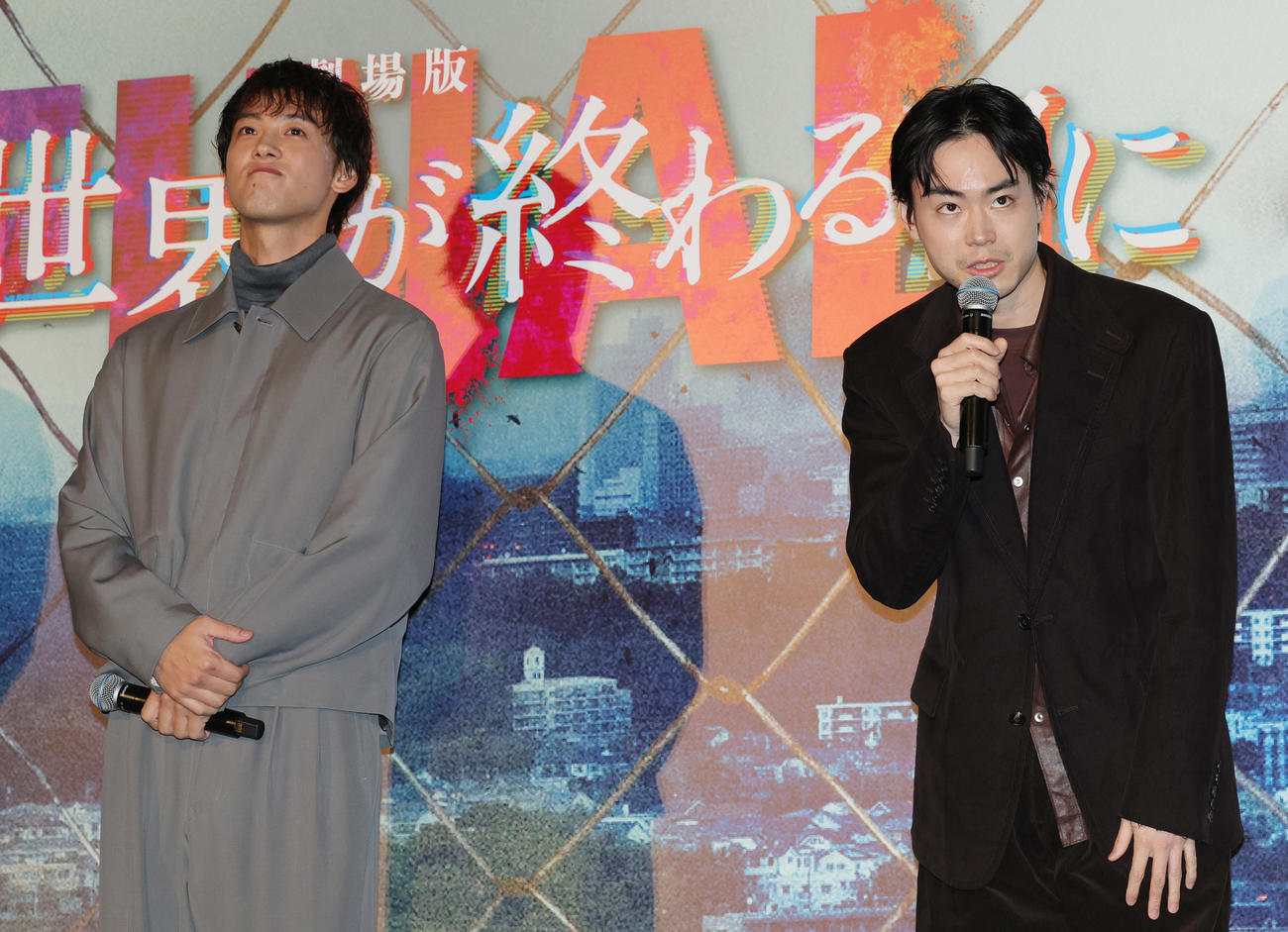 劇場版「君と世界が終わる日に」公開記念舞台あいさつを行う竹内涼真（左）と菅田将暉（撮影・野上伸悟）