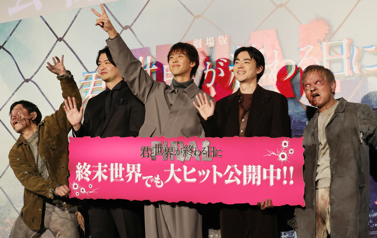 劇場版「君と世界が終わる日に」公開記念舞台あいさつでゴーレムに挟まれる左から菅原伸太郎監督、竹内涼真、菅田将暉（撮影・野上伸悟）