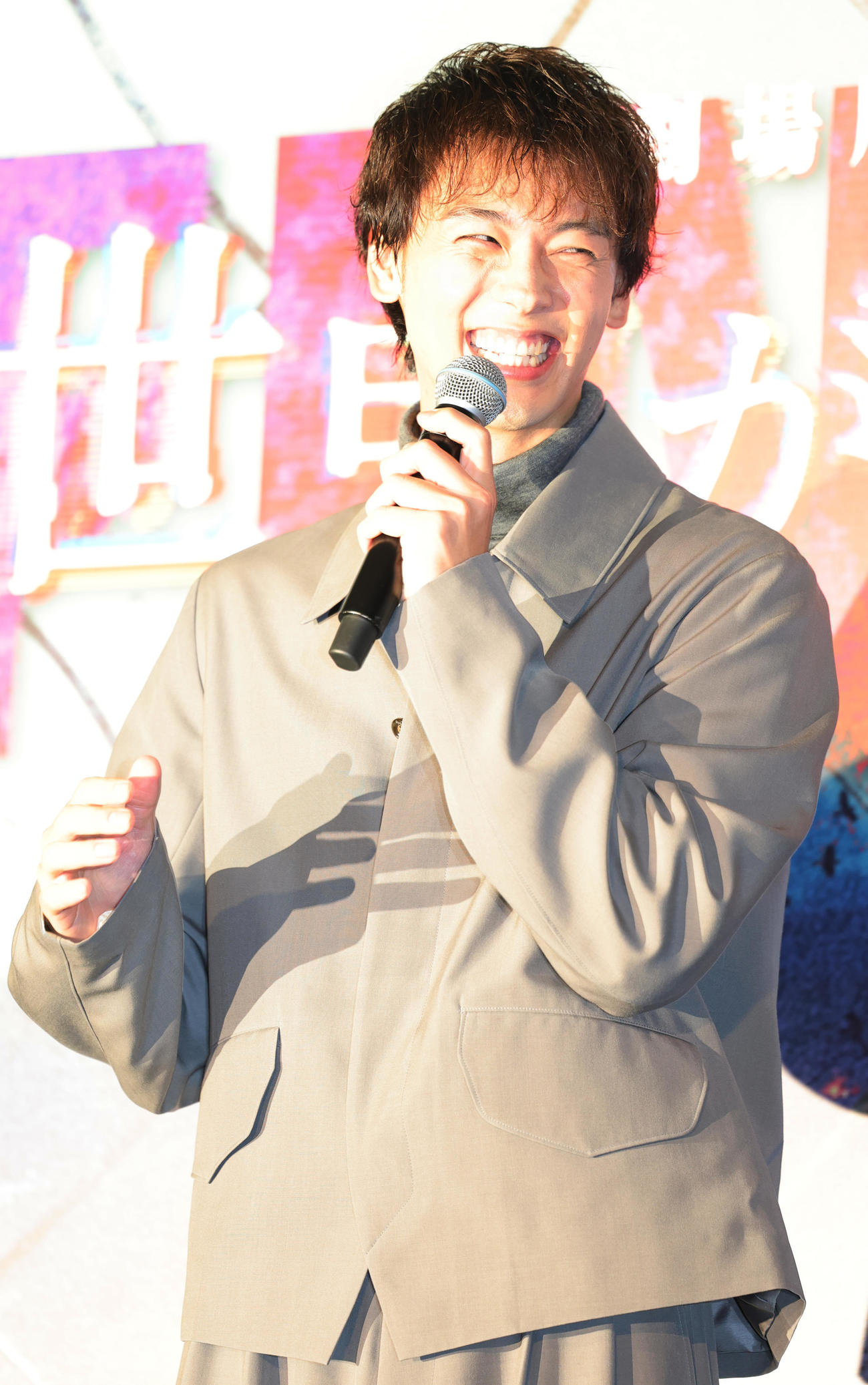 劇場版「君と世界が終わる日に」公開記念舞台あいさつで笑顔を見せる竹内涼真（撮影・野上伸悟）