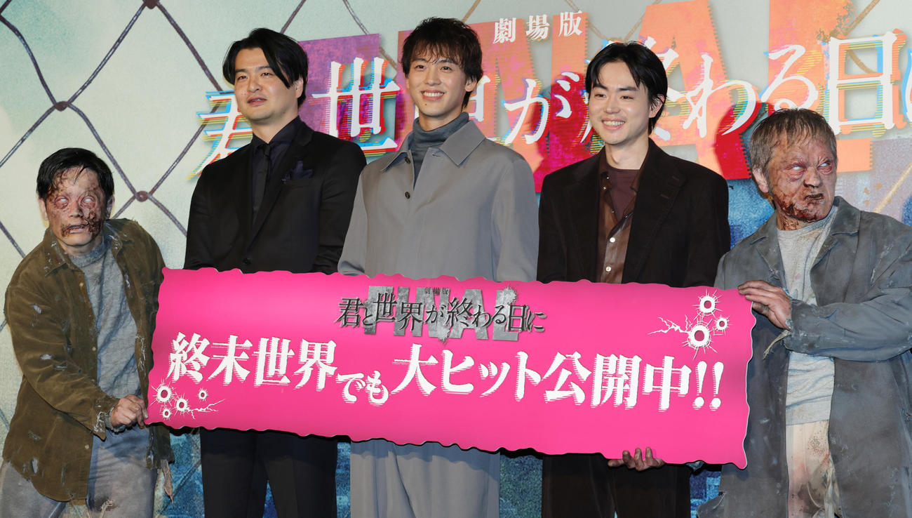 劇場版「君と世界が終わる日に」公開記念舞台あいさつでゴーレムに挟まれながら、記念撮影をする、左から1人おいて菅原伸太郎監督、竹内涼真、菅田将暉（撮影・野上伸悟）